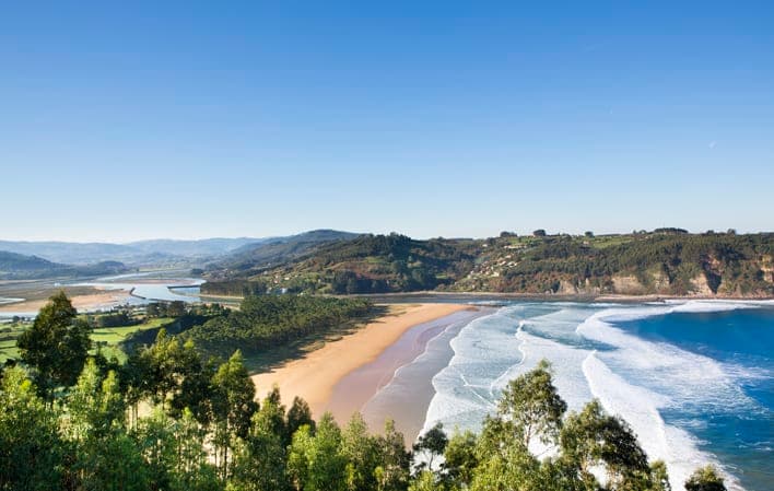 Playa de Rodiles: surfen in een natuurreservaat in Asturië