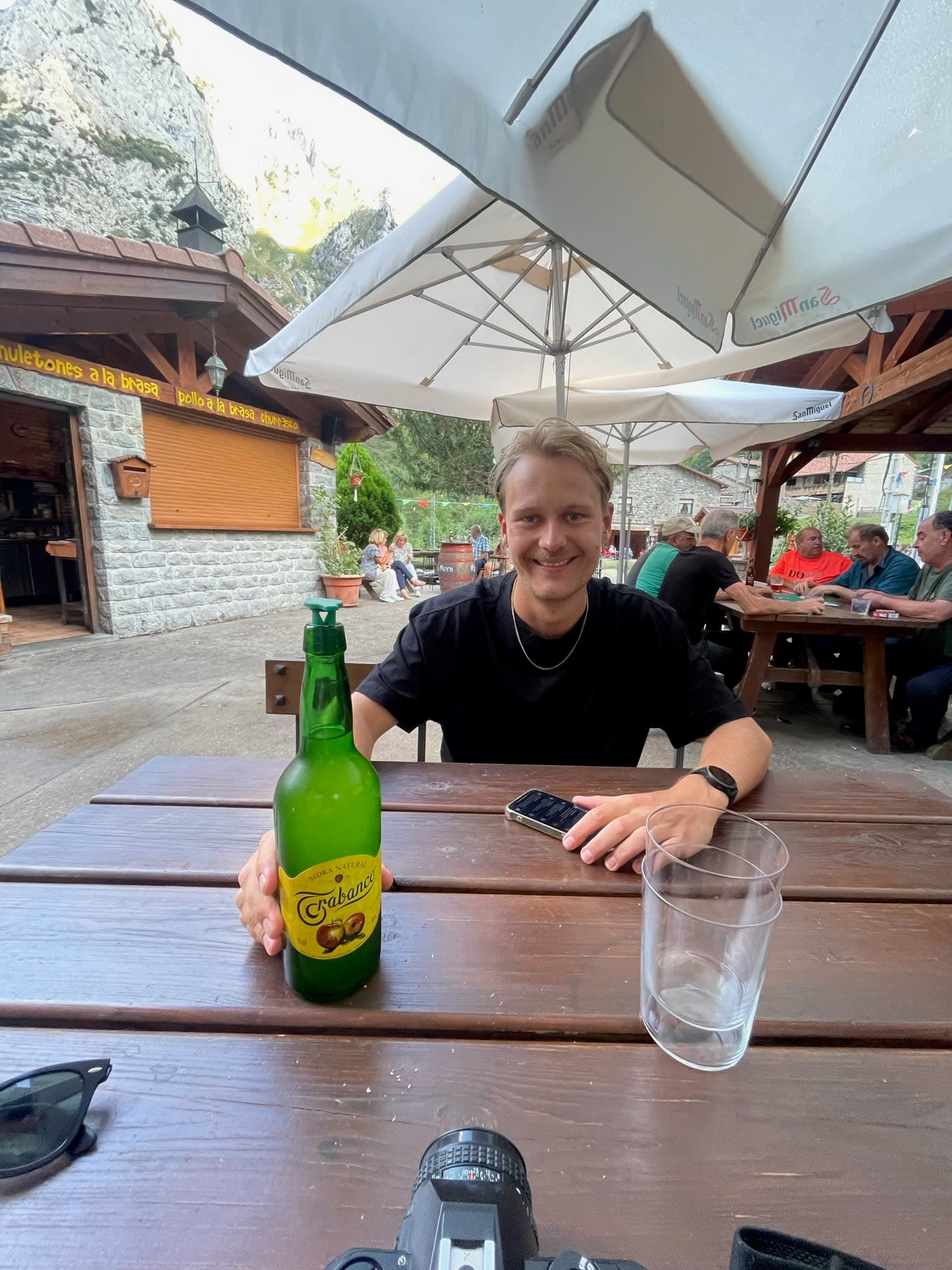 Oscar komt aanzetten met een sidra tijdens Ruta del Cares