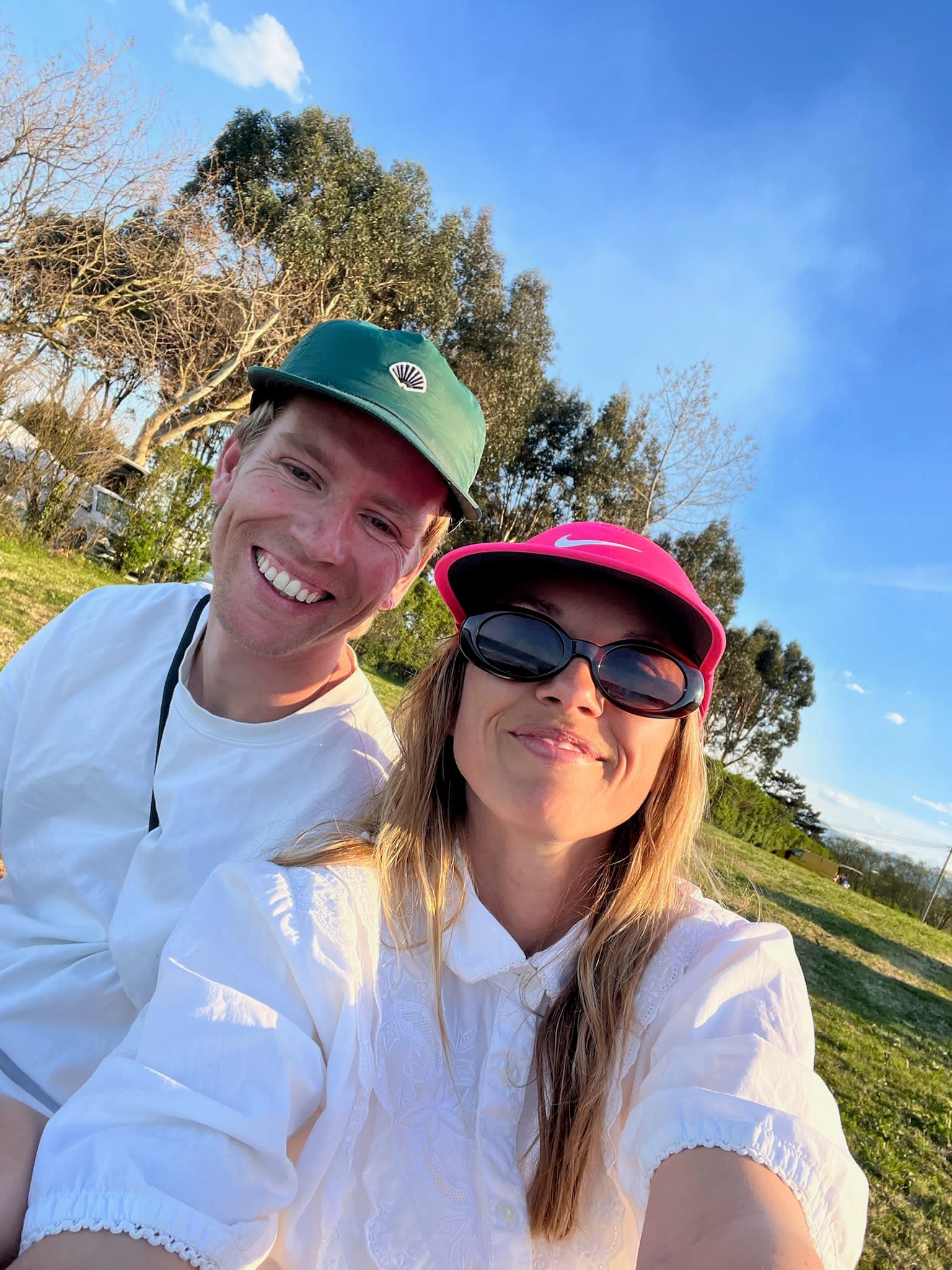 Groene duinen direct achter de waterlijn