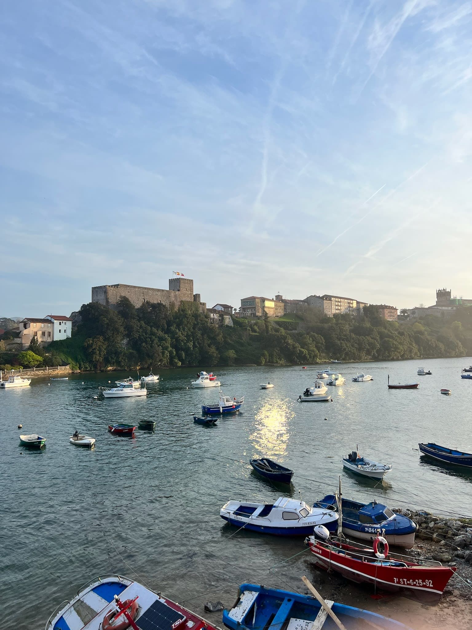 Bij eb liggen deze bootjes op zandbanken